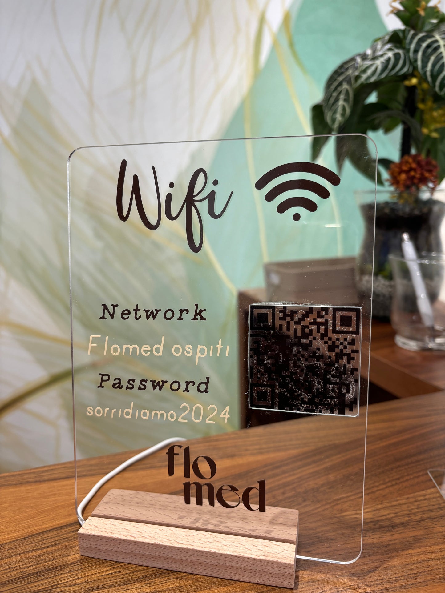 Letrero WiFi de plexiglás personalizado (con base)