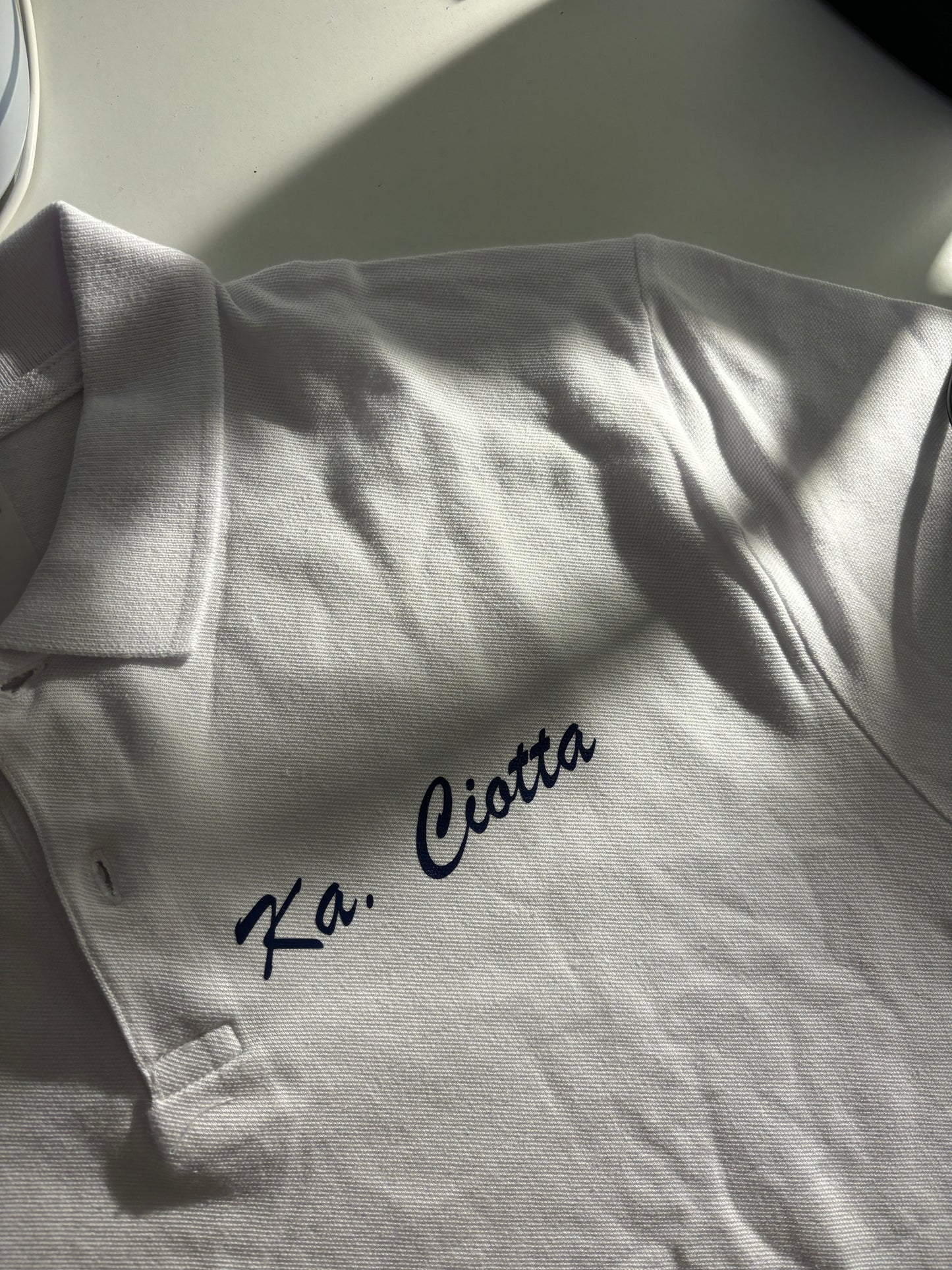 Camiseta y gorra personalizadas con tu logotipo o diseño único 🌟