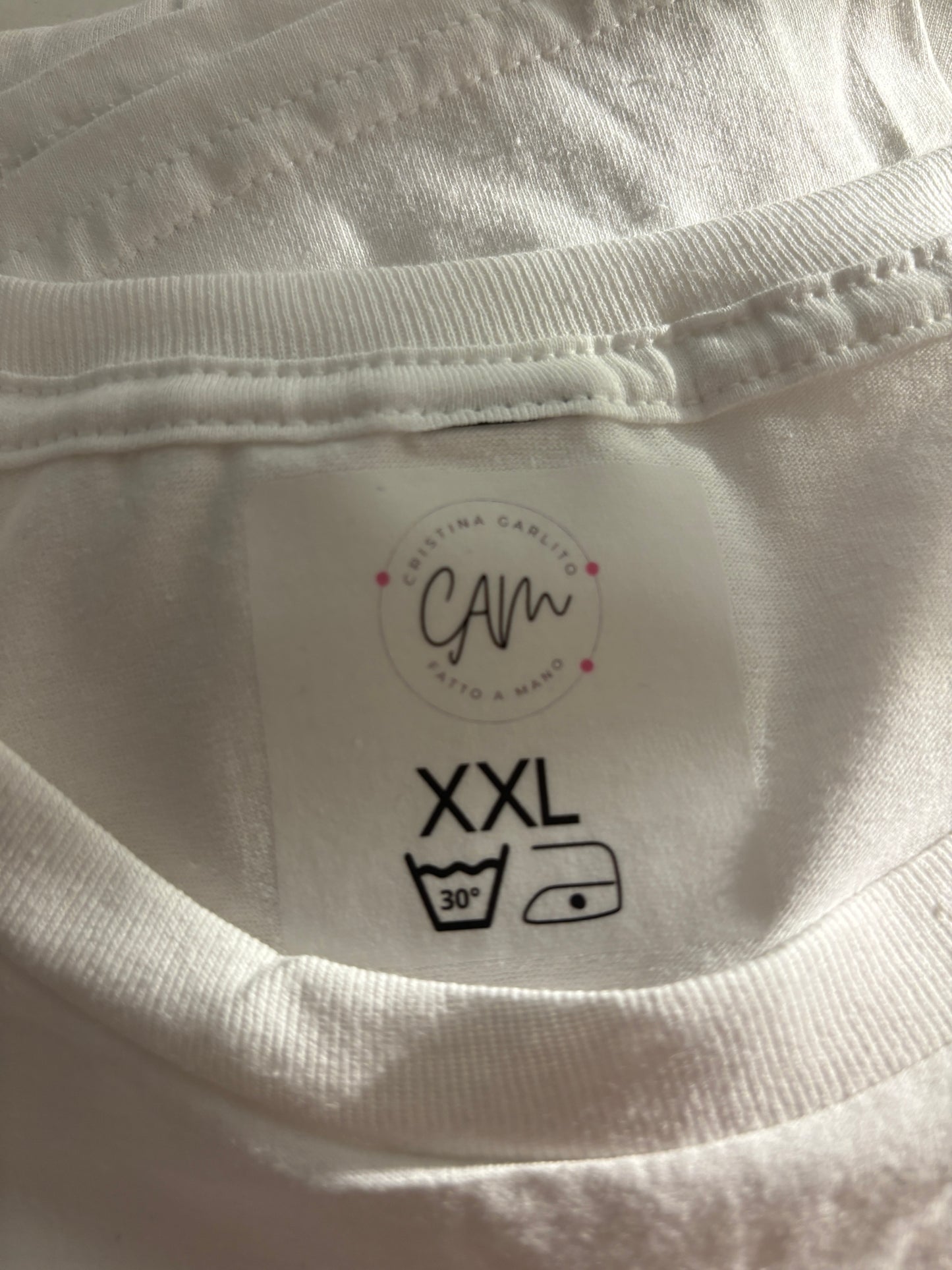 Camiseta y gorra personalizadas con tu logotipo o diseño único 🌟