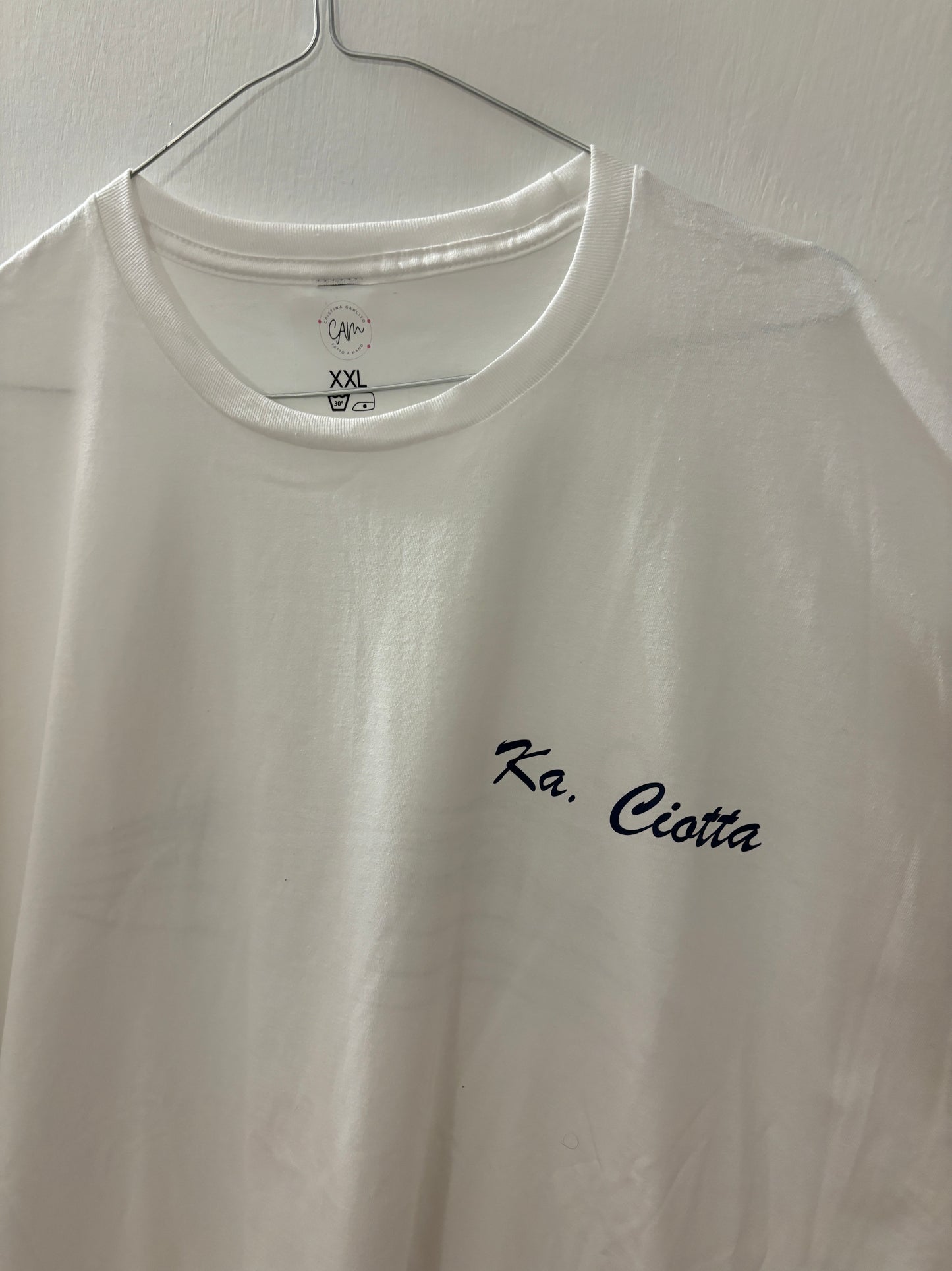 Camiseta y gorra personalizadas con tu logotipo o diseño único 🌟