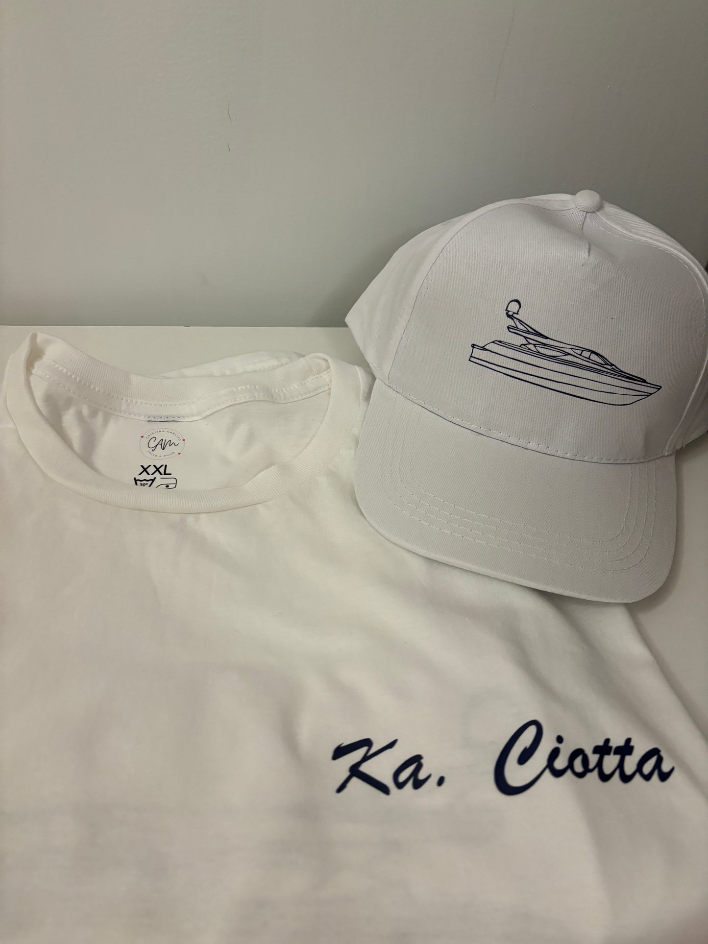 Camiseta y gorra personalizadas con tu logotipo o diseño único 🌟