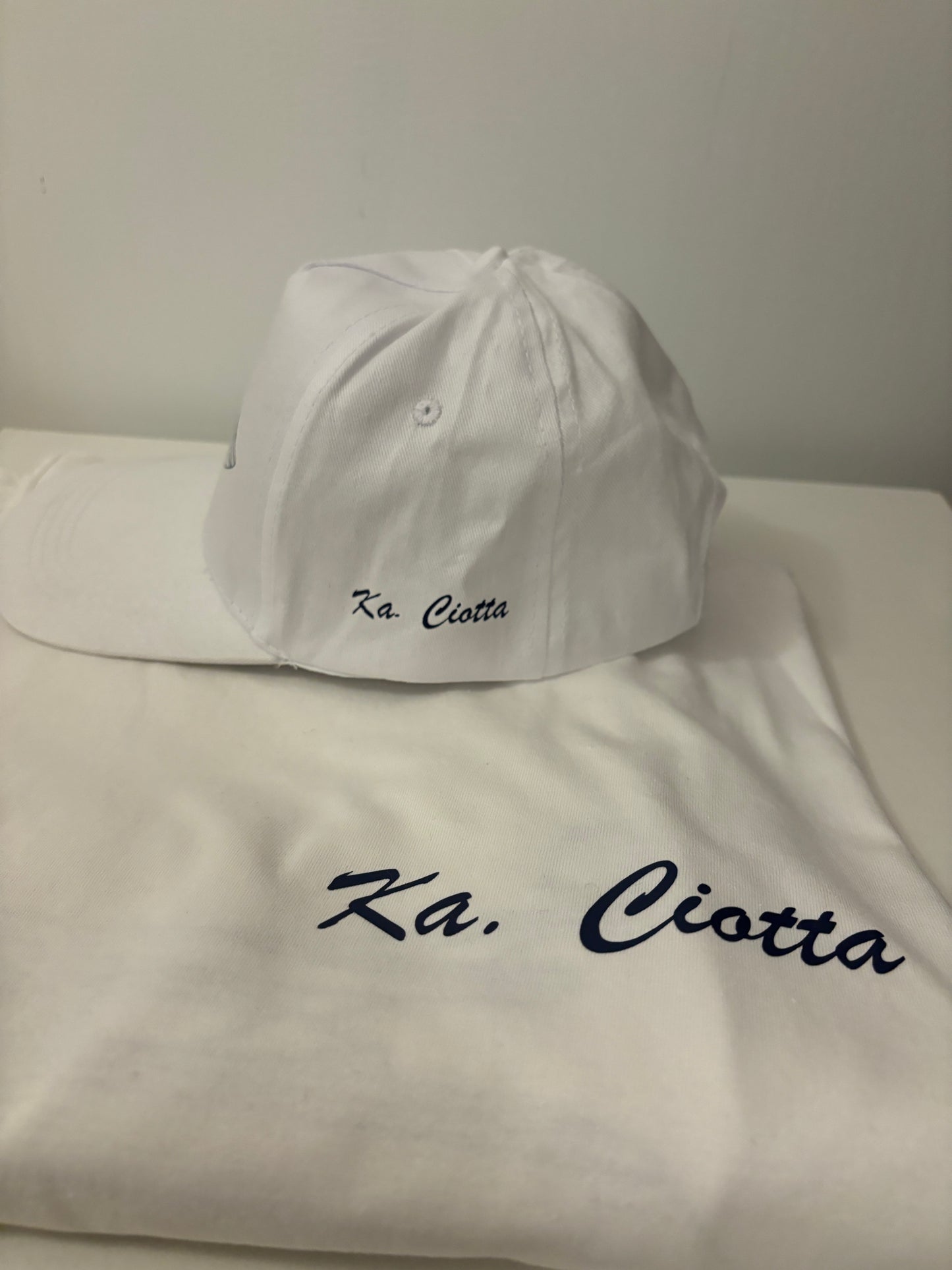 Camiseta y gorra personalizadas con tu logotipo o diseño único 🌟