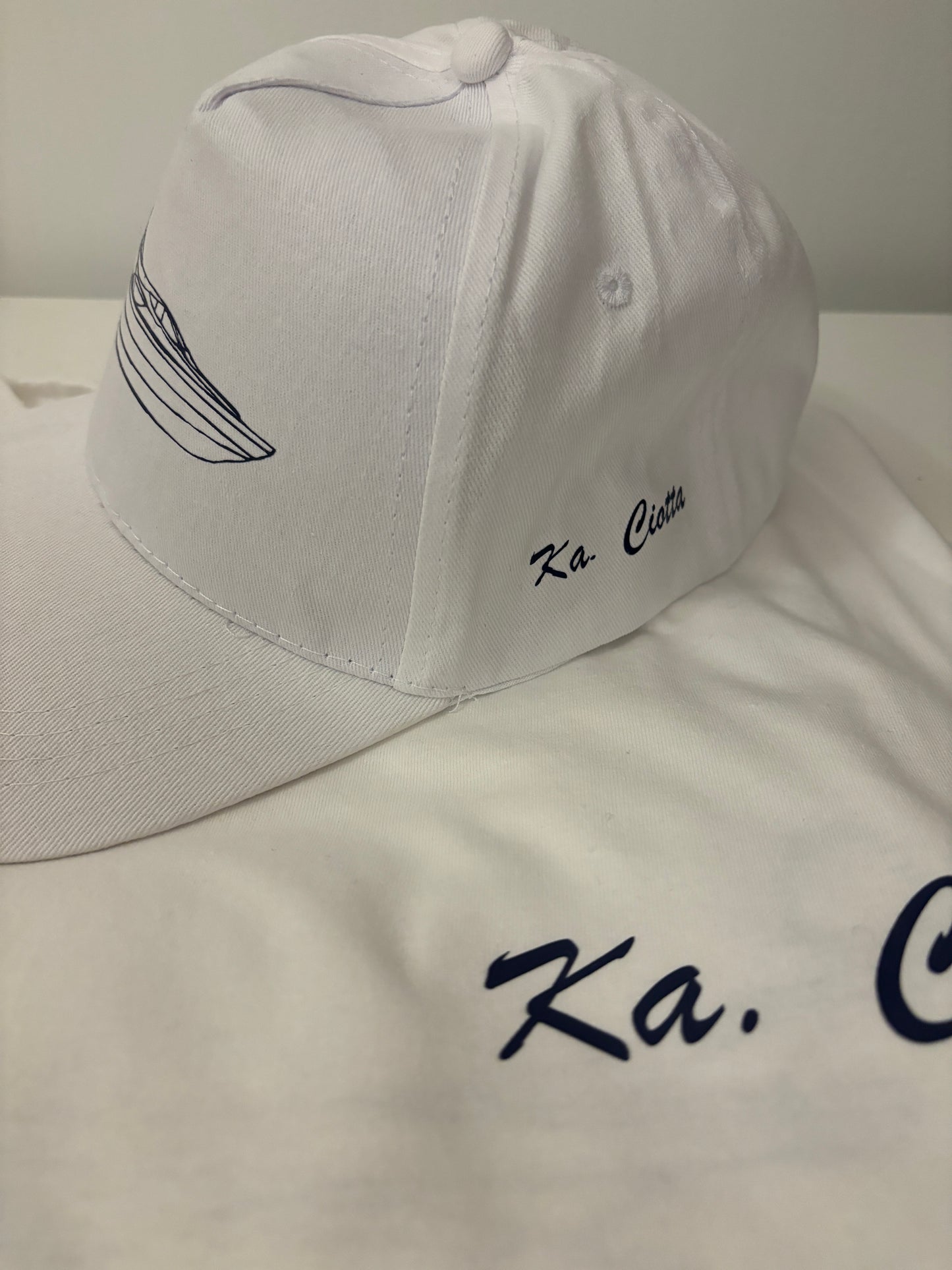 Camiseta y gorra personalizadas con tu logotipo o diseño único 🌟