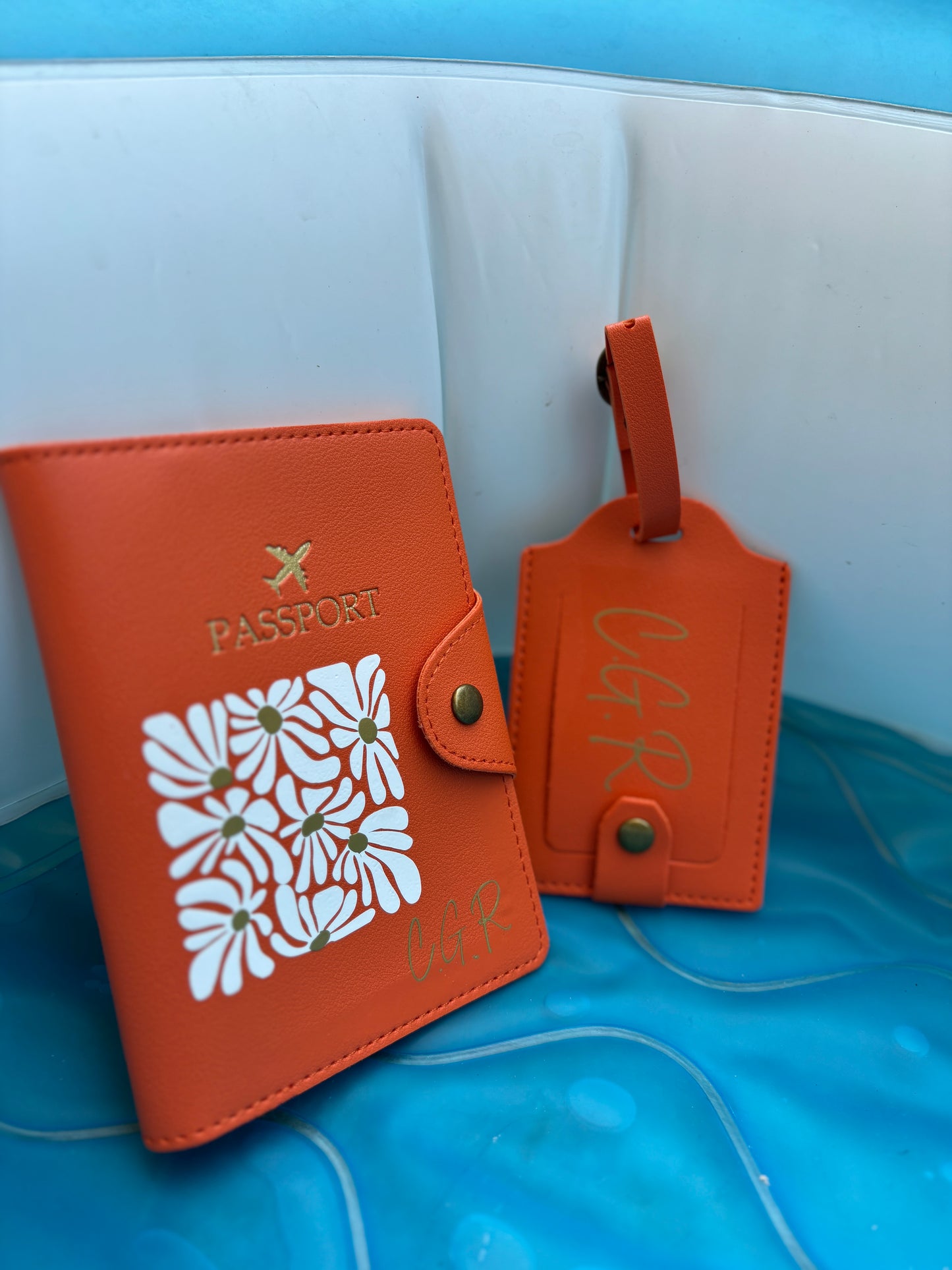 Kit Viaggio Personalizzato – Portapassaporto & Etichetta Valigia