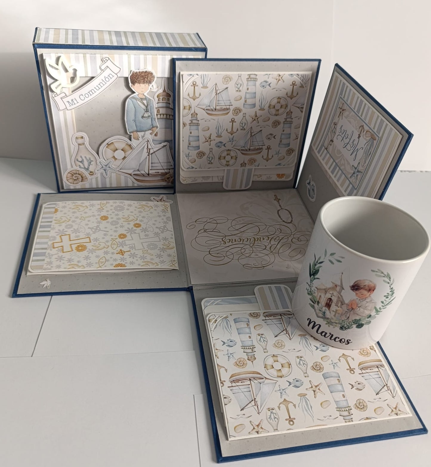 Caja con álbum de fotos y taza.
