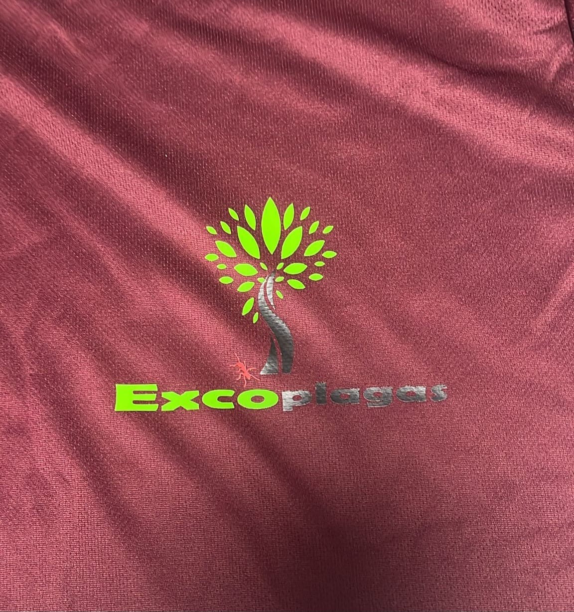 Camiseta y gorra personalizadas con tu logotipo o diseño único 🌟