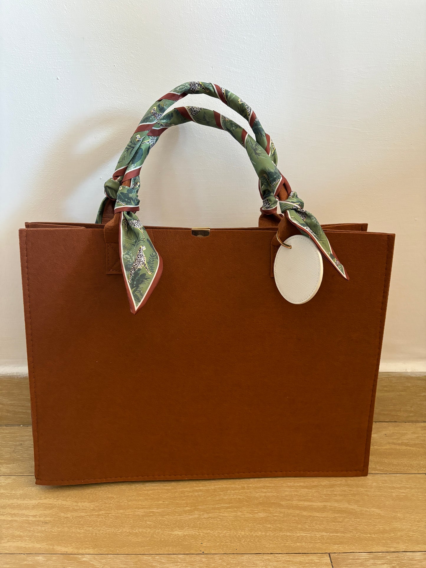 Personalized Felt Bag with Colored Handles – Elegance, Style, and Functionality