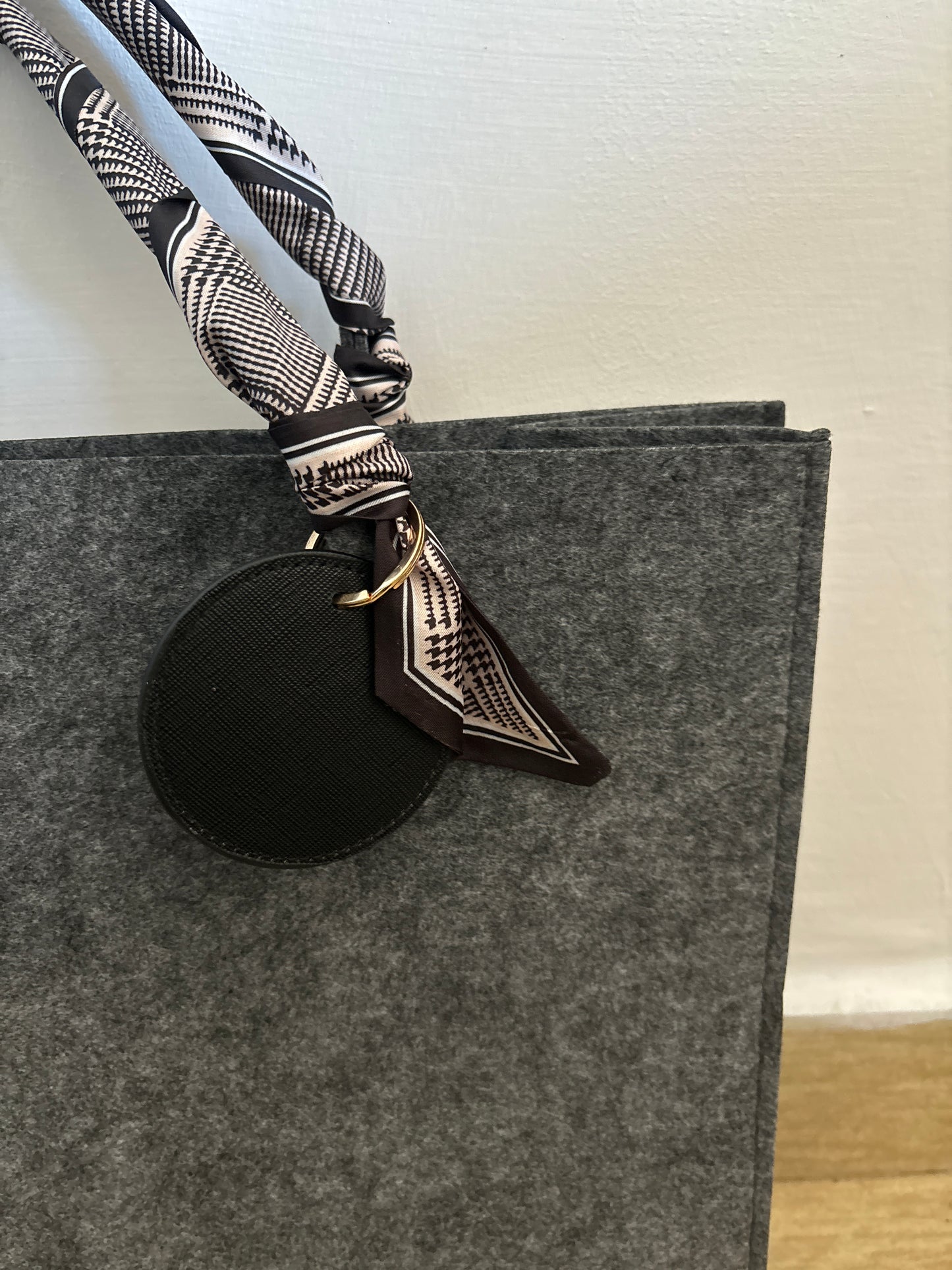 Personalized Felt Bag with Colored Handles – Elegance, Style, and Functionality