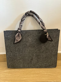 Personalized Felt Bag with Colored Handles – Elegance, Style, and Functionality