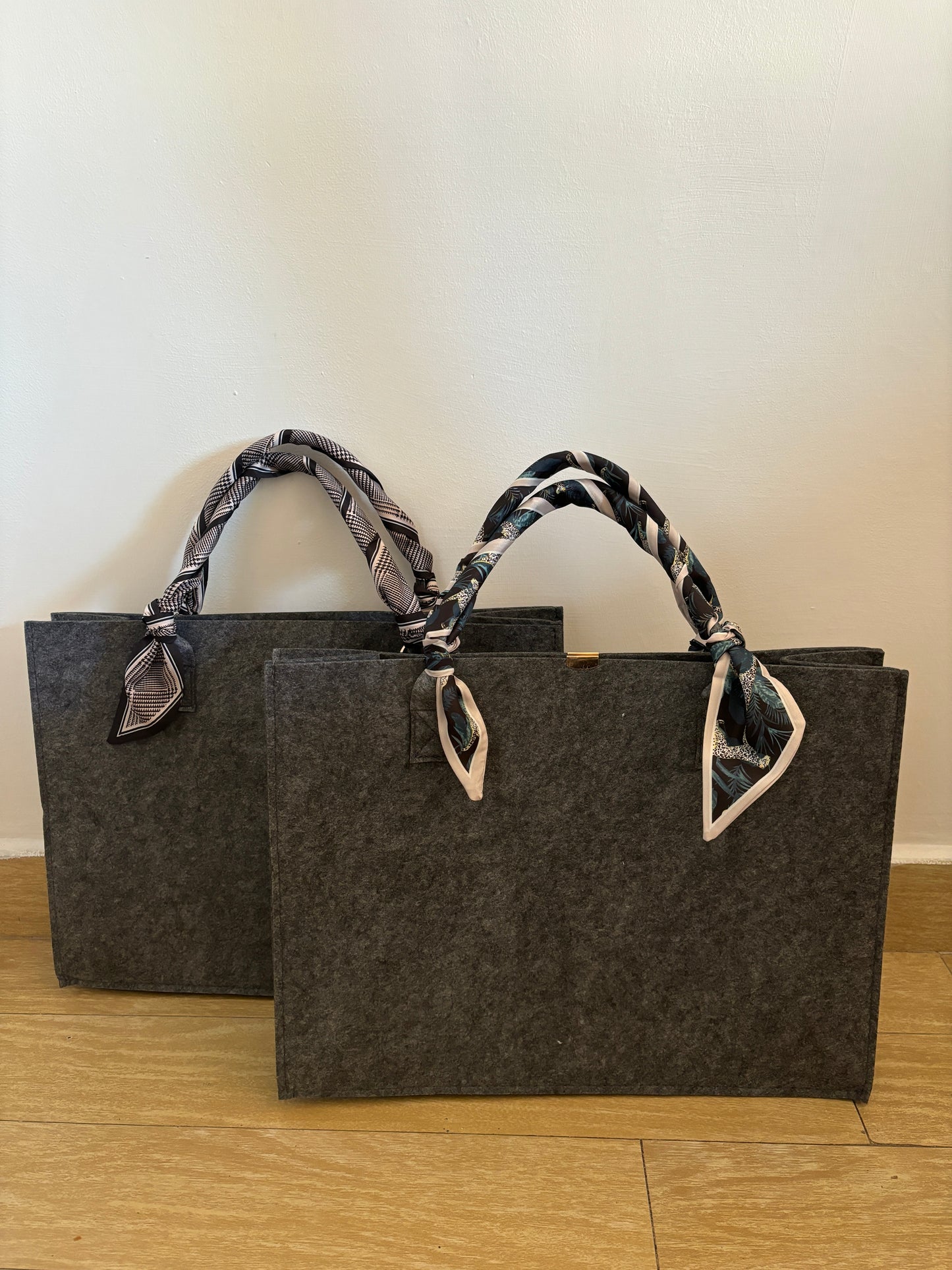 Personalized Felt Bag with Colored Handles – Elegance, Style, and Functionality