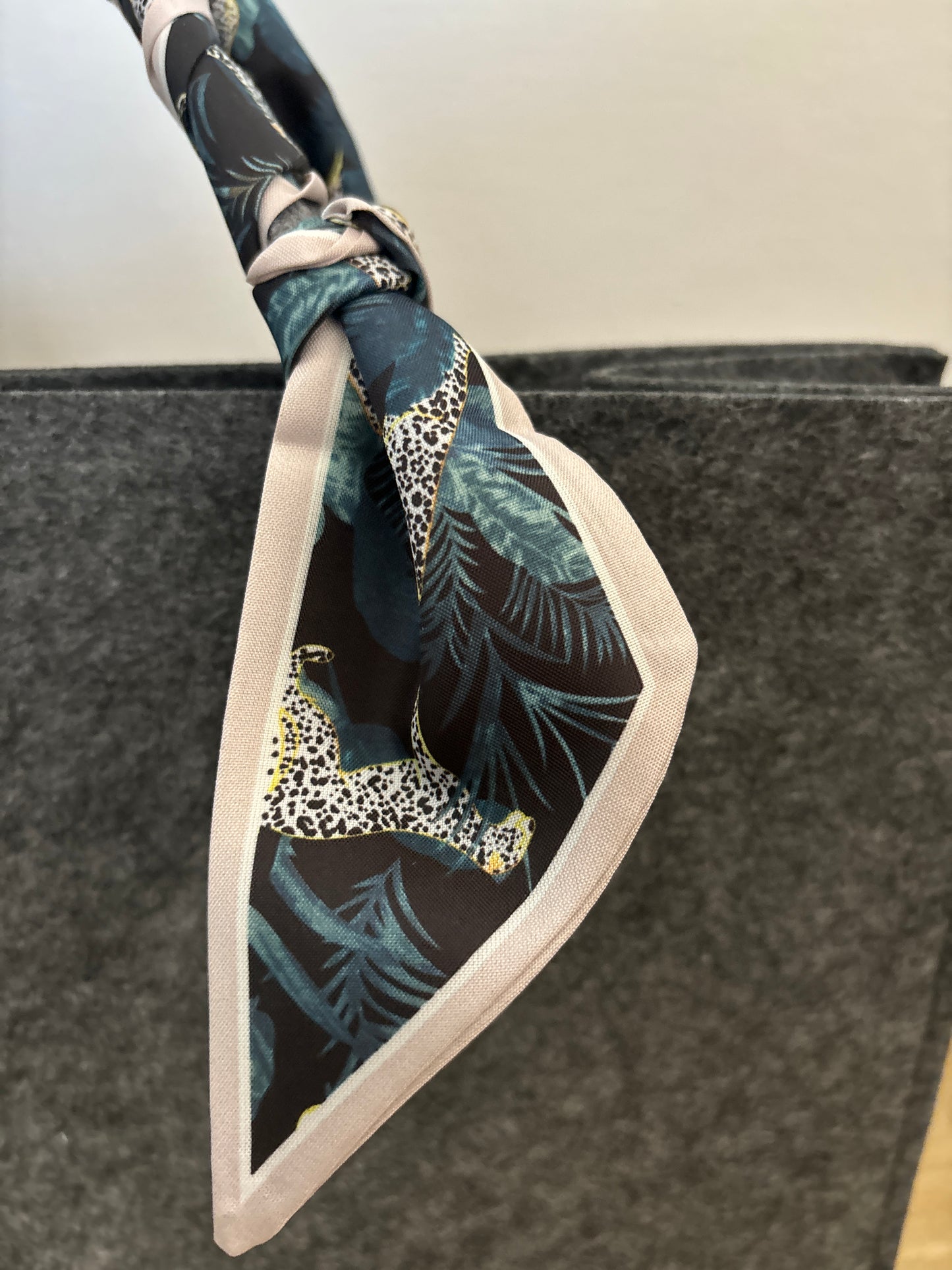 Personalized Felt Bag with Colored Handles – Elegance, Style, and Functionality