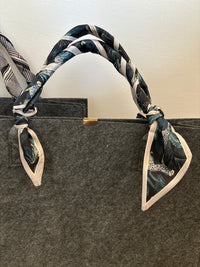 Personalized Felt Bag with Colored Handles – Elegance, Style, and Functionality