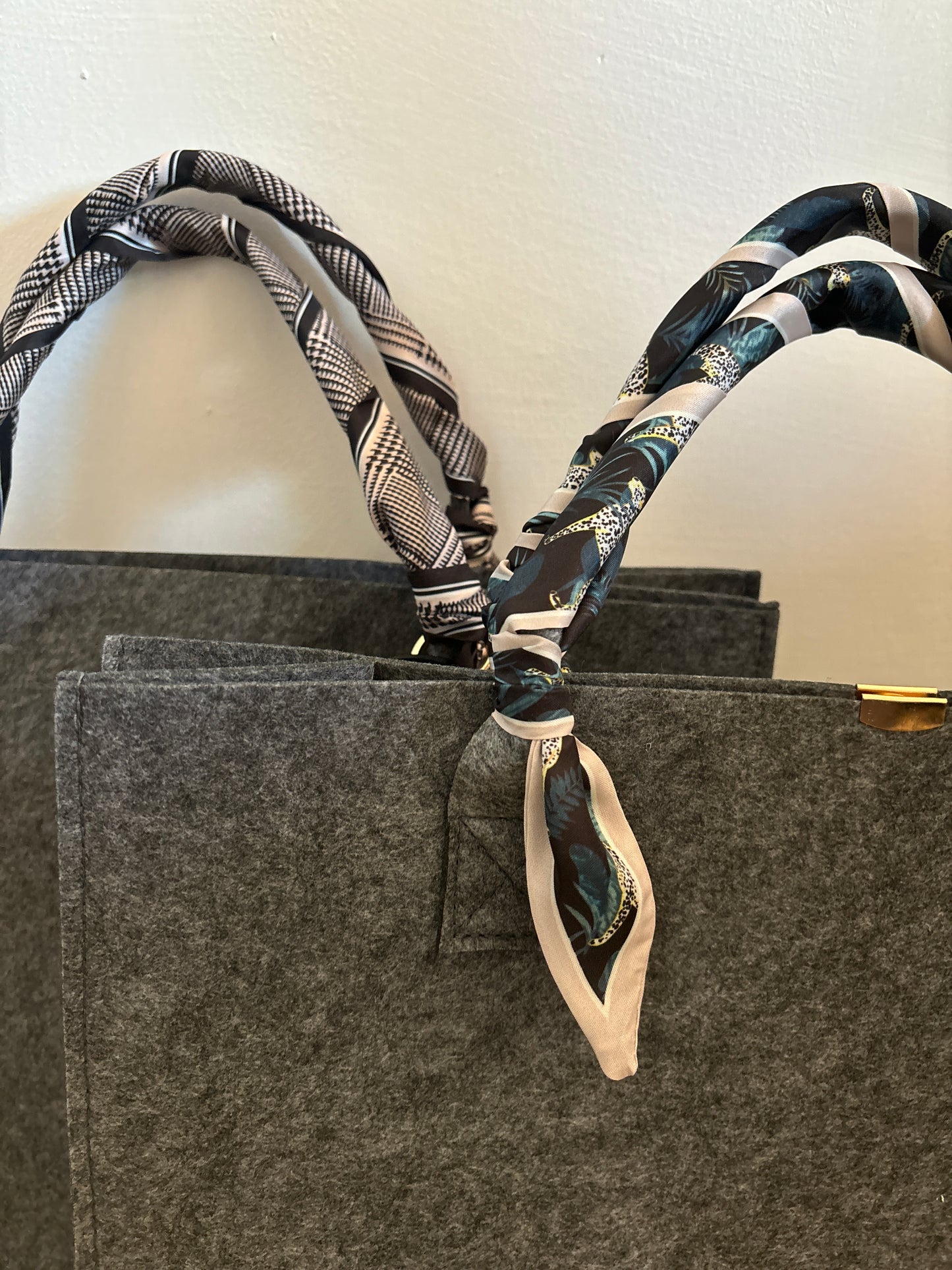 Personalized Felt Bag with Colored Handles – Elegance, Style, and Functionality