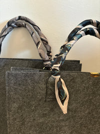 Personalized Felt Bag with Colored Handles – Elegance, Style, and Functionality