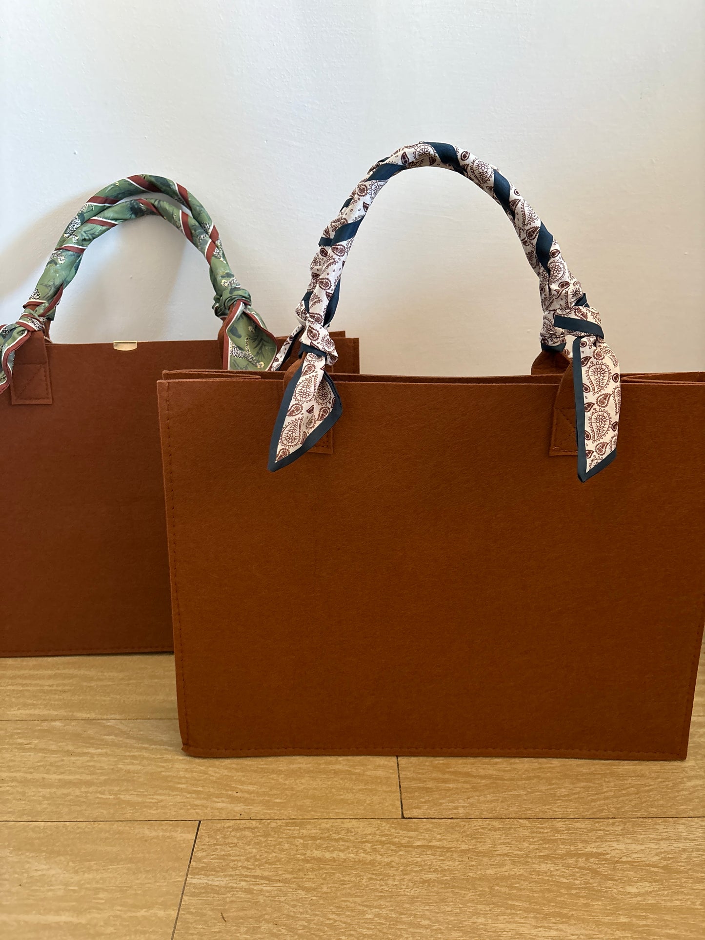 Personalized Felt Bag with Colored Handles – Elegance, Style, and Functionality