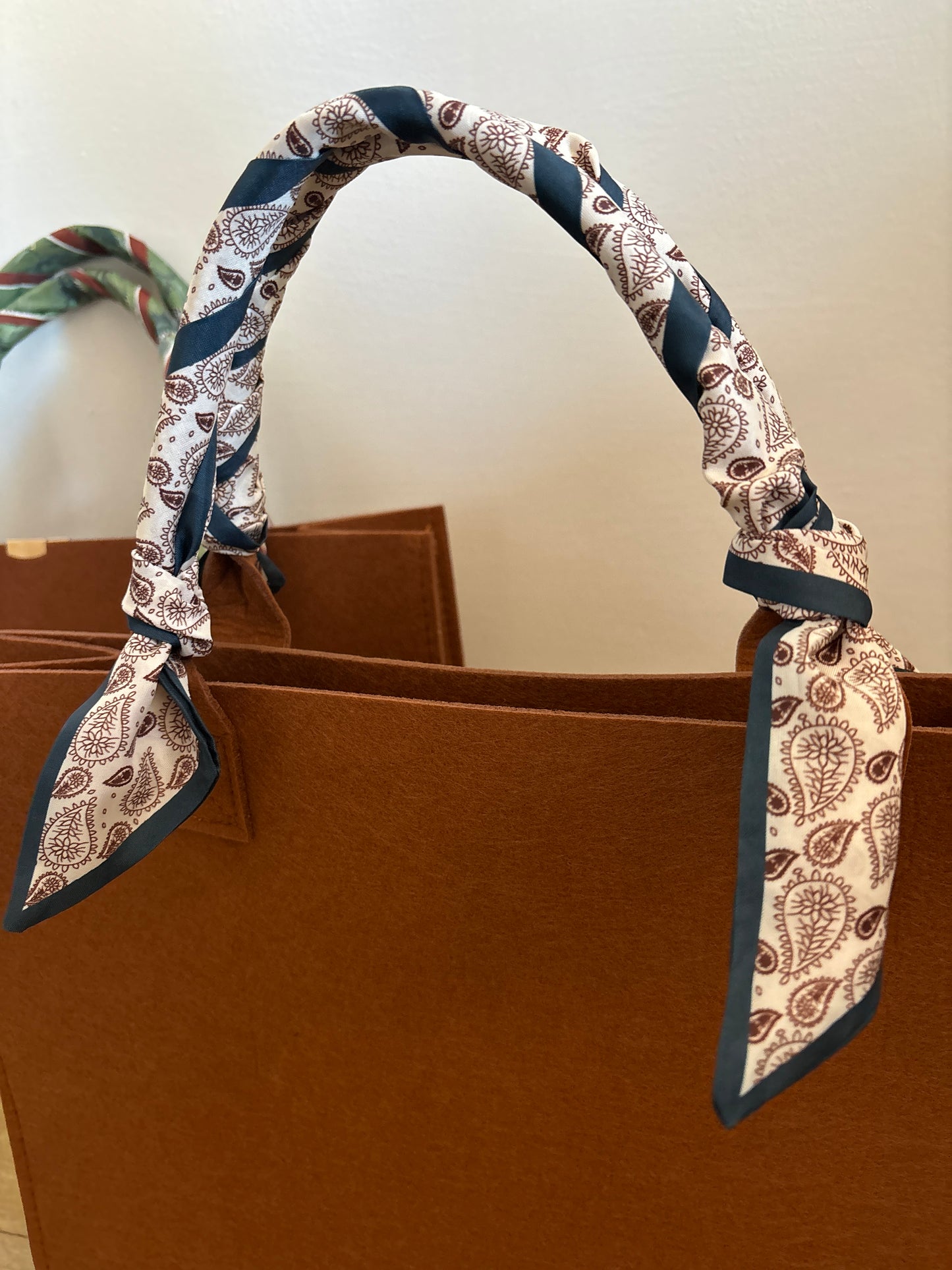 Personalized Felt Bag with Colored Handles – Elegance, Style, and Functionality