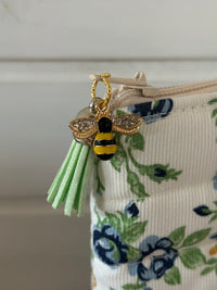 🌸 Handmade Clutches: Color, Spring, and a Unique Touch! 🌸